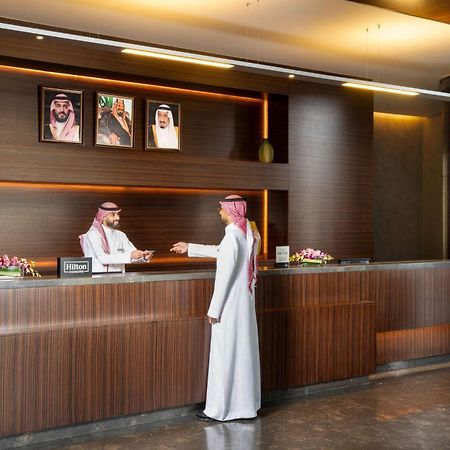 Hilton Riyadh Hotel&Residences Exterior foto A Saudi Arabian man in traditional dress